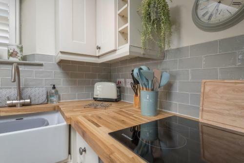 Hideaway Cottage - Central Richmond