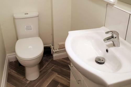 Quiet 2 Bed Apartment With Private Entrance