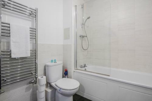 Beautiful 3-bed Apartment In Romford Image Court