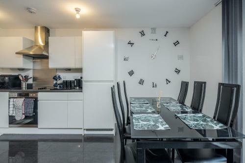 Beautiful 3-bed Apartment In Romford Image Court