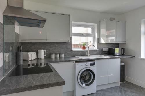 Parkside - Modern Three Bedroom House With Parking