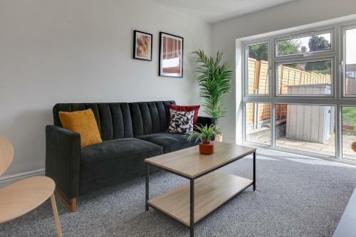 Parkside - Modern Three Bedroom House With Parking