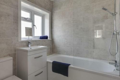 Parkside - Modern Three Bedroom House With Parking