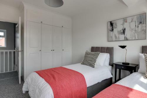 Parkside - Modern Three Bedroom House With Parking