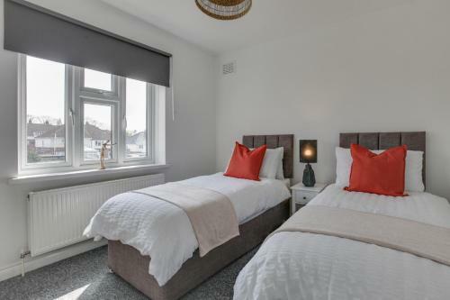 Parkside - Modern Three Bedroom House With Parking