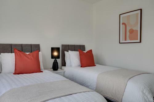 Parkside - Modern Three Bedroom House With Parking