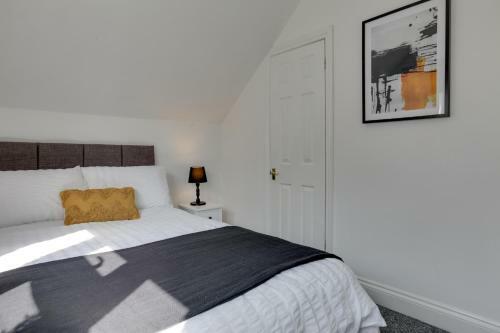 Parkside - Modern Three Bedroom House With Parking