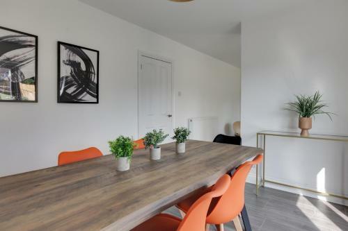 Parkside - Modern Three Bedroom House With Parking