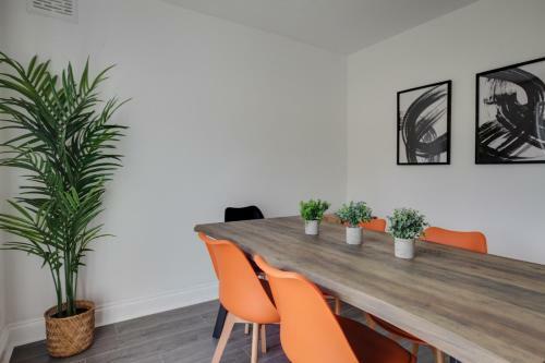 Parkside - Modern Three Bedroom House With Parking