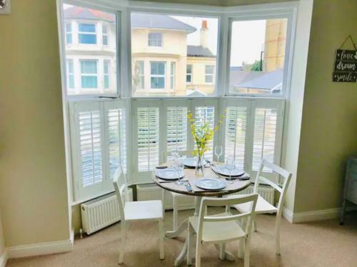 St Margarets Modern Georgian 2 Bedroom Apartment