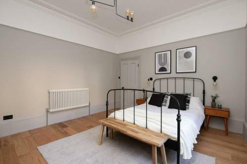 Stylish Apartment - Just Moments From The Sea