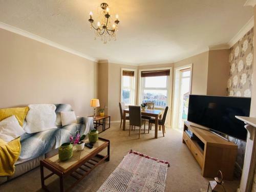 Garden Apartment With Panoramic Coastal Views.