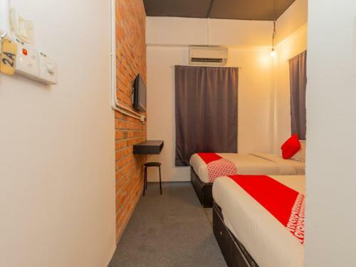 Oyo 44032 Zzz Hotel