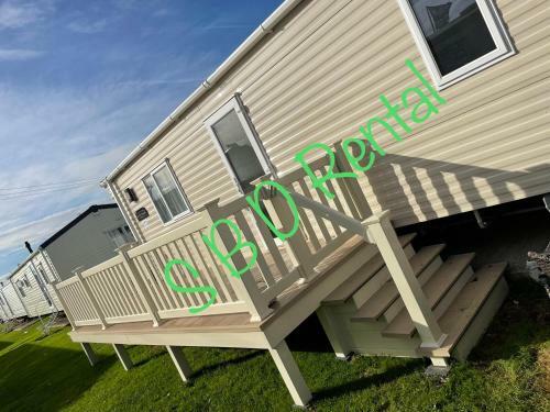 Summer Breeze Deluxe Caravan Rental