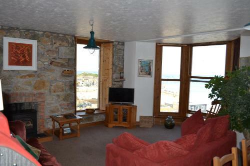 Apartment 3, Huer's Watch, Pednolver