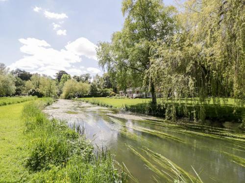 The River House Avon Valley Stonehenge