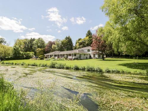 The River House Avon Valley Stonehenge