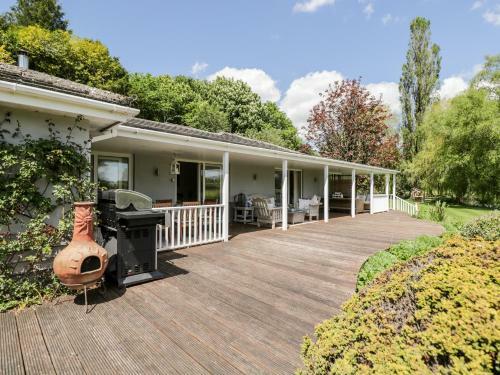 The River House Avon Valley Stonehenge