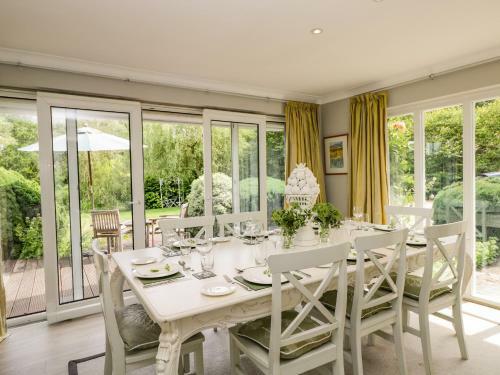 The River House Avon Valley Stonehenge
