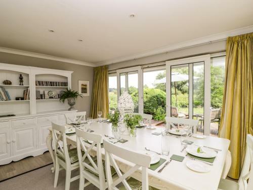 The River House Avon Valley Stonehenge