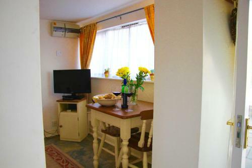 Romantic Flint Cottage On The Suffolk Coast