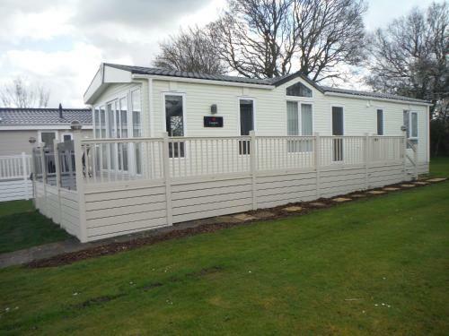 4 Berth Luxury Mini Lodge