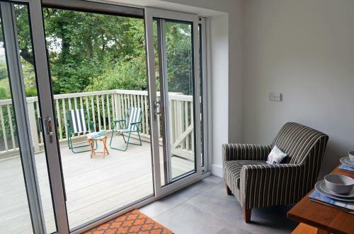Valley Retreat - Peaceful Location, Walk To Beach, Parking