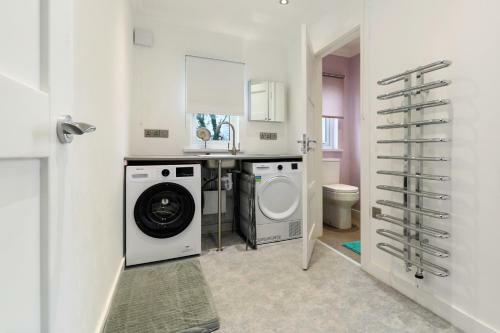 Ocean Waves - Ground Floor Apartment, Pet Friendly, Enclosed Garden