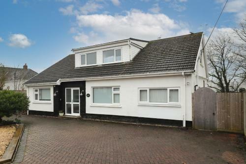 Ocean Waves - Ground Floor Apartment, Pet Friendly, Enclosed Garden