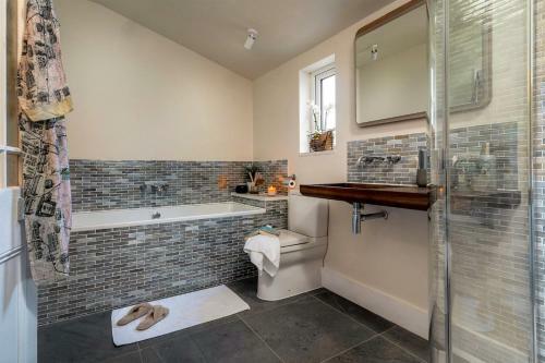 Littlefields - Stylish, Modern Cottage With Large Garden, Close To Beach