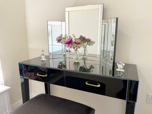 Stylish Apartment With Free Parking, Lift & Views