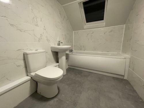 Spacious 6br Property & Parking In Great Location