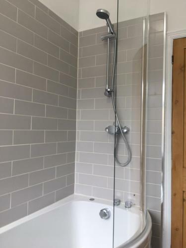2 Bedroom Stamford Home With Parking