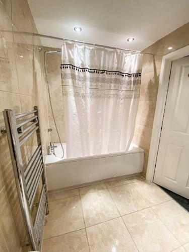 Heathrow/ashford Hospital/twickenham Short Stay Apartment