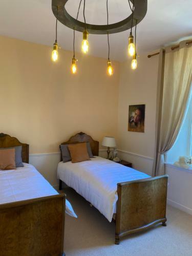 Hostal 11, Irvine Place