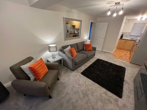 Cotswold Apartment With Private Parking!