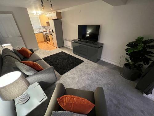 Cotswold Apartment With Private Parking!