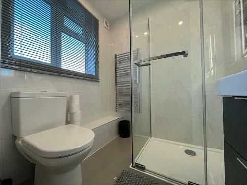 Cotswold Apartment With Private Parking!