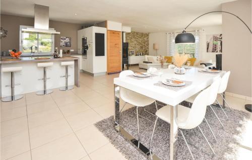 Holiday Home St Nazaire De Ladarez St-1262