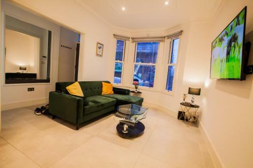 Surbiton Luxury Garden House