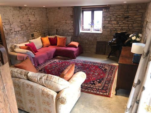 The Barn, Boundary Court