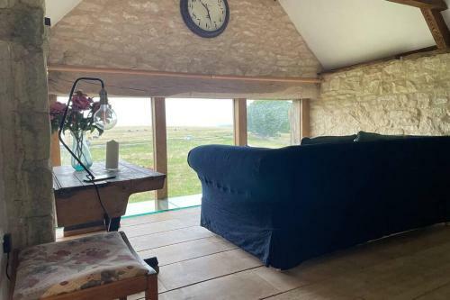 The Barn, Boundary Court