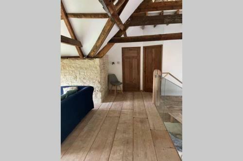 The Barn, Boundary Court