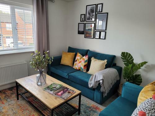 Modern Coach House With Off-street Parking & Wifi