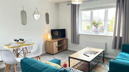 Modern Coach House With Off-street Parking & Wifi