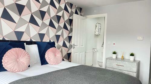 Modern Coach House With Off-street Parking & Wifi