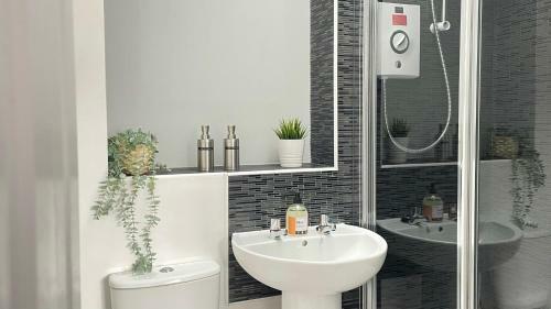 Modern Coach House With Off-street Parking & Wifi