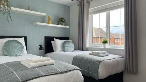 Modern Coach House With Off-street Parking & Wifi