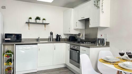 Modern Coach House With Off-street Parking & Wifi