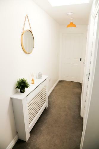 Modern Coach House With Off-street Parking & Wifi